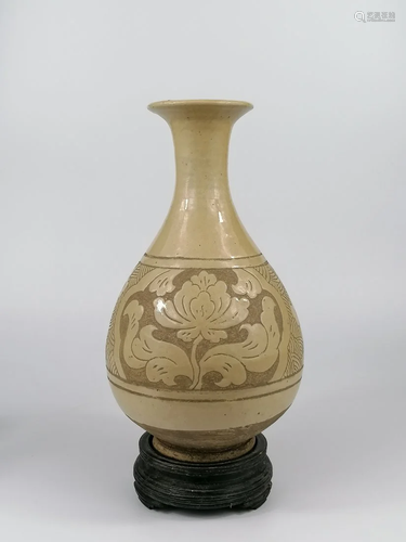 A Chinese Cizhou Kiln white glaze flower Yuhuchun Vase