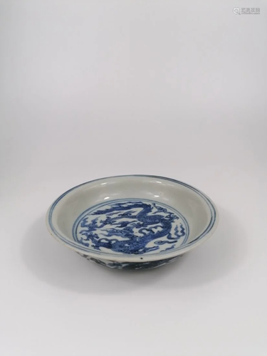 A Chinese blue and white dragon dish