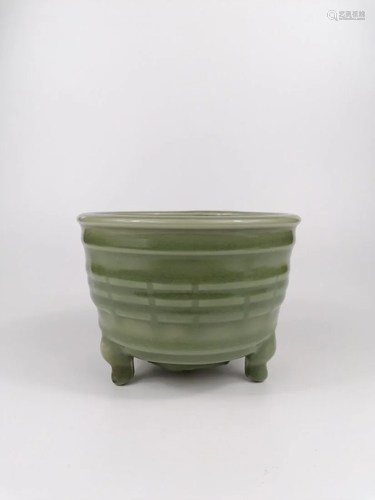 A Chinese Celadon-glazed censer