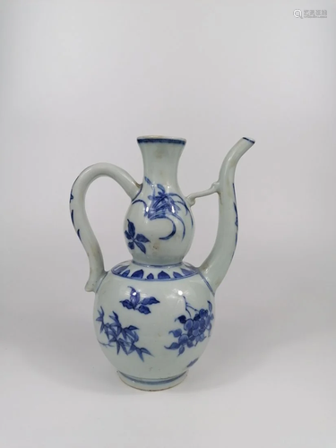 Chinese blue and white wine pot