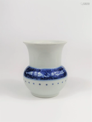 A Chinese blue and white Zhadou vase