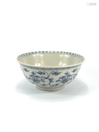 A Chinese blue and white porcelain bow