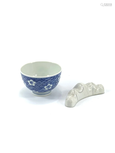 A Chinese blue and white export porcelain cup and a Ge-type ...