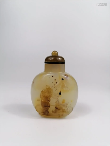 A Chinese agate snuff bottle