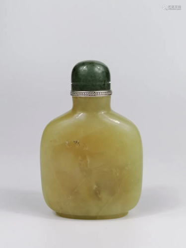 A Chinese jade snuff bottle