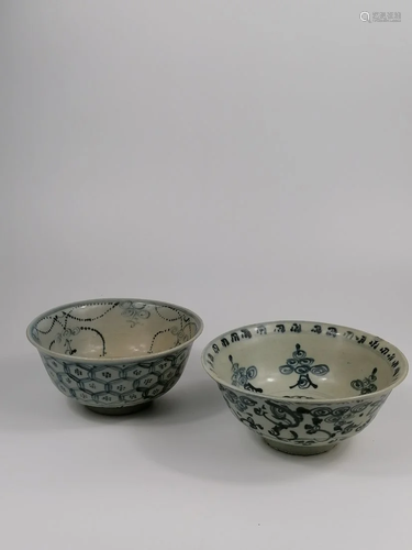 A pair of Chinese blue and white bowls