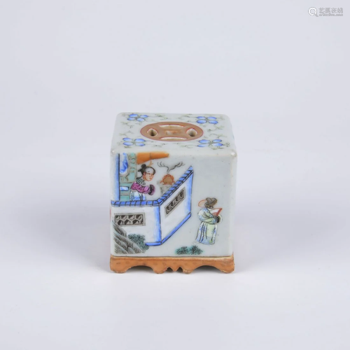 A Chinese famille rose censer box