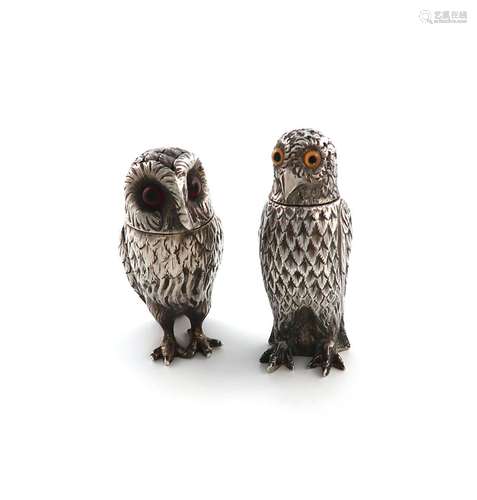 A Victorian novelty silver owl pepper pot, by George Unite, ...