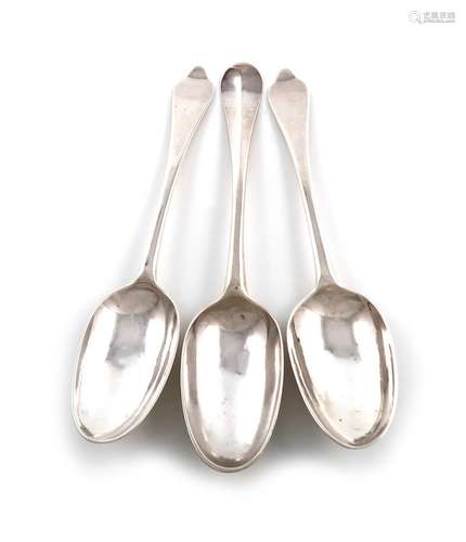 A pair of Queen Anne silver Dog-nose spoons, by Lawrence Jon...