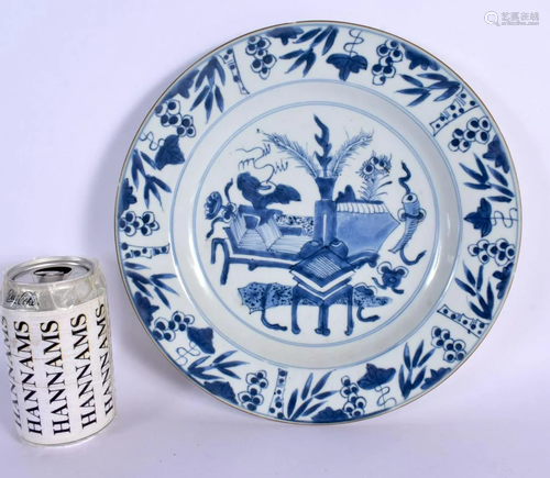 A LARGE EARLY 18TH CENTURY CHINESE BLUE AND WHITE PORCELAIN ...