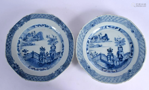 A PAIR OF 18TH CENTURY CHINESE EXPORT BLUE AND WHITE PLATES ...