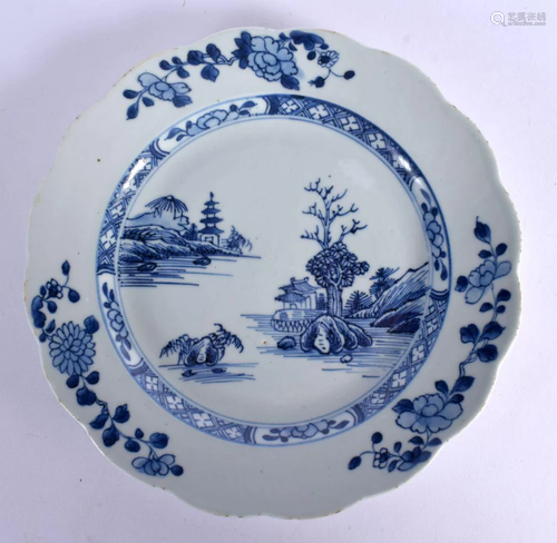 AN 18TH CENTURY CHINESE BLUE AND WHITE PORCELAIN PLATE Qianl...