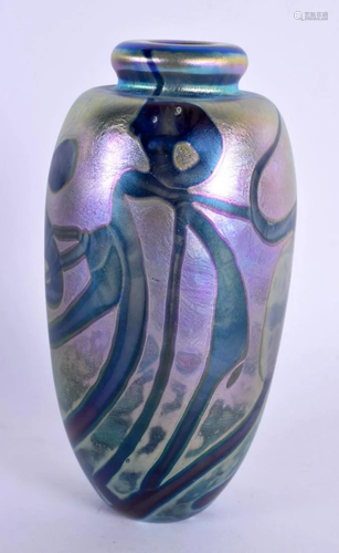 AN IRIDESCENT SWIRLING GLASS VASE. 11.5 cm high.