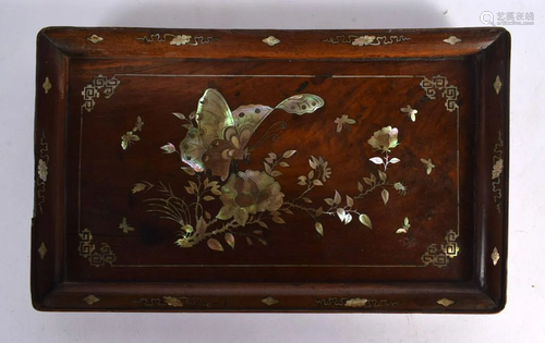 A 19TH CENTURY CHINESE HONGMU MOTHER OF PEARL INLAID TRAY de...