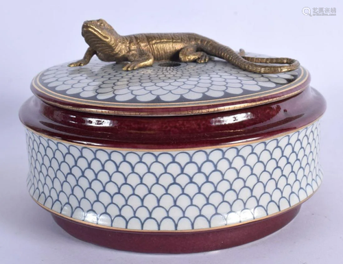 A CONTEMPORARY LIZARD BOX AND COVER. 12 cm wide.