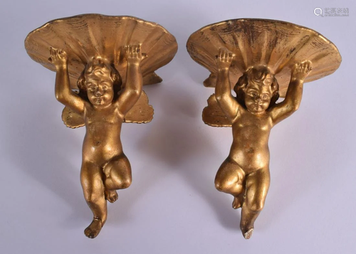 A PAIR OF EARLY 20TH CENTURY CARVED GILTWOOD CHERUB HANGING ...