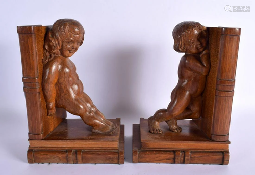 A PAIR OF 1930S CARVED OAK FIGURAL BOOK ENDS. 21 cm x 14 cm.