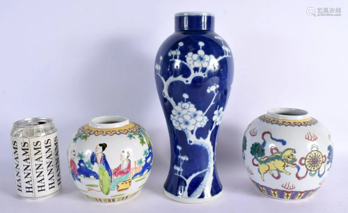 AN EARLY 20TH CENTURY CHINESE BLUE AND WHITE VASE Late Qing/...