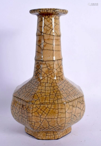 A CHINESE GE TYPE STONWARE VASE 20th Century. 21 cm high.