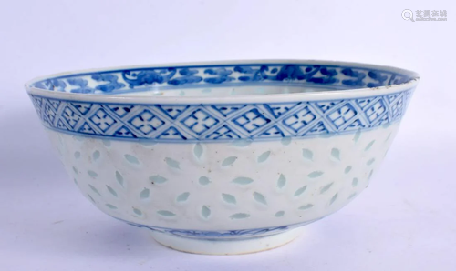 A 17TH/18TH CENTURY SOUTH EAST ASIAN BLUE AND WHITE BOWL pai...