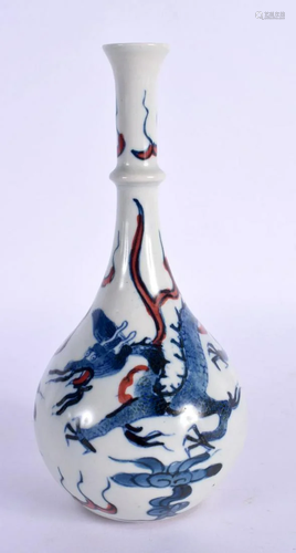 A CHINESE BLUE AND WHITE PORCELAIN VASE 20th Century painted...