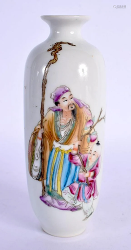 A CHINESE FAMILLE ROSE PORCELAIN VASE 20th Century. 13.5 cm ...