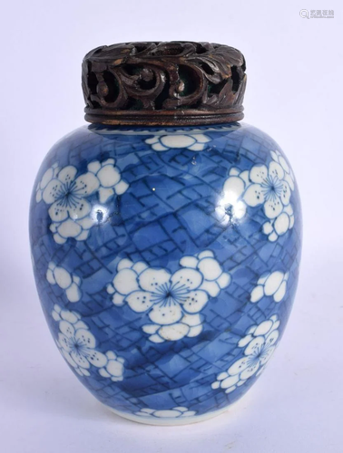 A FINE 17TH/18TH CENTURY CHINESE BLUE AND WHITE PORCELAIN GI...