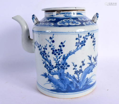 A 19TH CENTURY CHINESE BLUE AND WHITE TEAPOT AND COVER Qing....