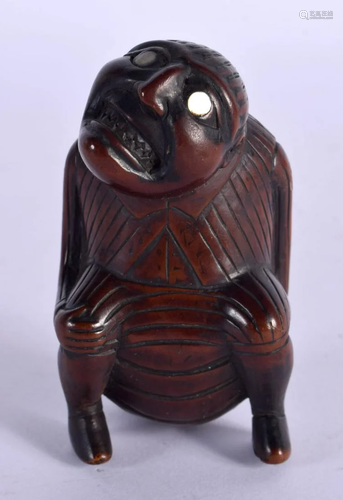 AN UNUSUAL 18TH CENTURY EUROPEAN CARVED TREEN SNUFF BOX AND ...