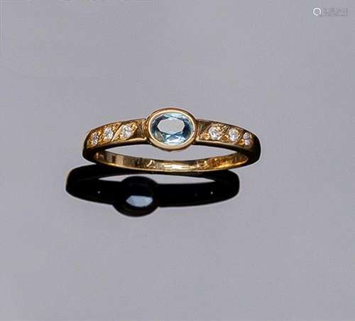 Anillo en oro amarillo con una piedra azul oval