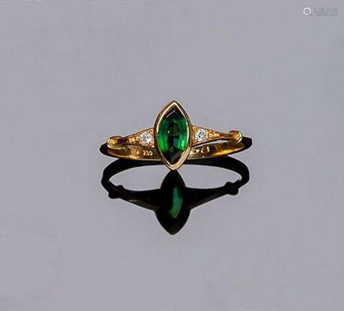 Anillo en oro amarillo con piedra verde talla marquisse