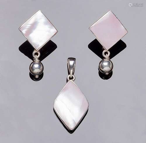 Conjunto de pendientes y colgante en plata de ley