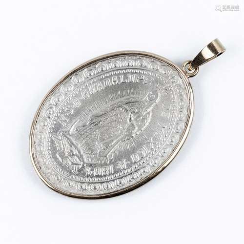 Medalla oval colgante de la Virgen de Guadalupe en plata