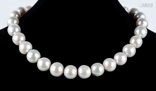 Hilo de collar formado por 29 grandes y bellas perlas de cul...