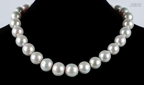 Hilo de collar formado por 29 grandes y bellas perlas de cul...