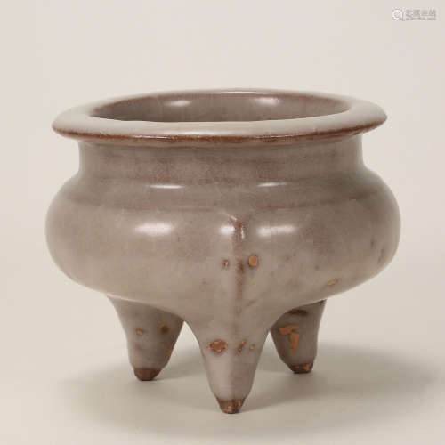 QING DYNASTY OFFICIAL WARE THREE-LEGGED FURNACE