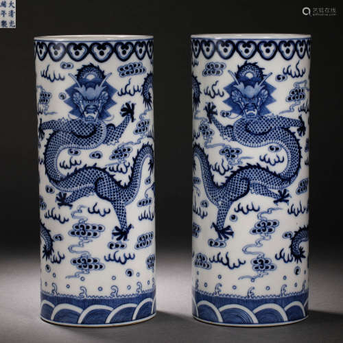 QING DYNASTY BLUE AND WHITE DRAGON PATTERN BOTTLE