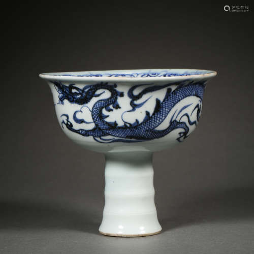 CHINESE MING DYNASTY BLUE AND WHITE DRAGON PATTERN GOBLET