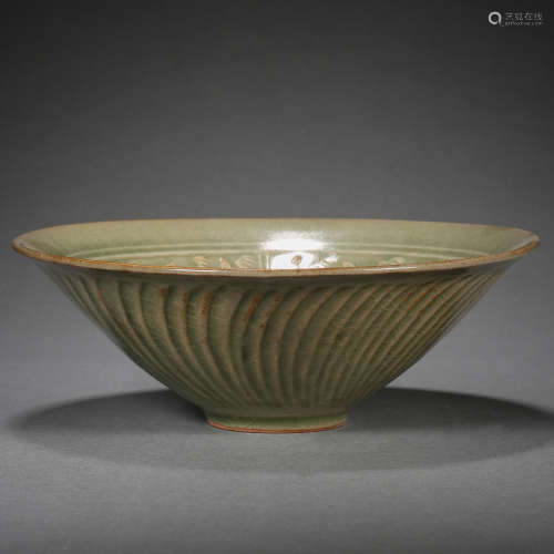CHINESE SONG DYNASTY CELADON FLOWER BOWL