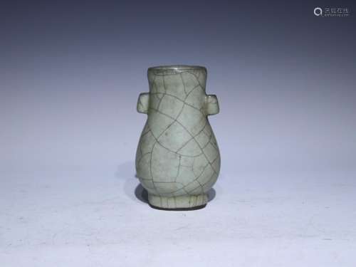 CHINESE GE-WARE TWO-HANDLED VASE WITH 'IRON WIRE'