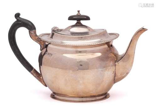 A George V silver teapot, maker Atkin Brothers, Sheffield,