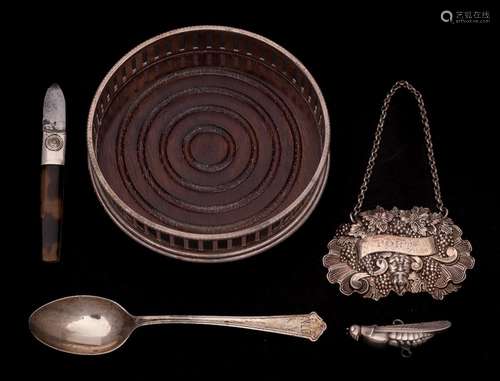 A mixed lot of collectable silver, various makers and dates:...