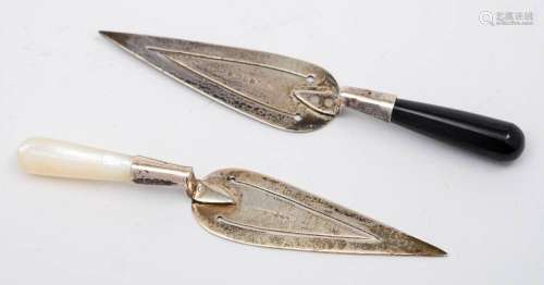 An Elizabeth II novelty silver bookmark, maker Ari Norman, L...
