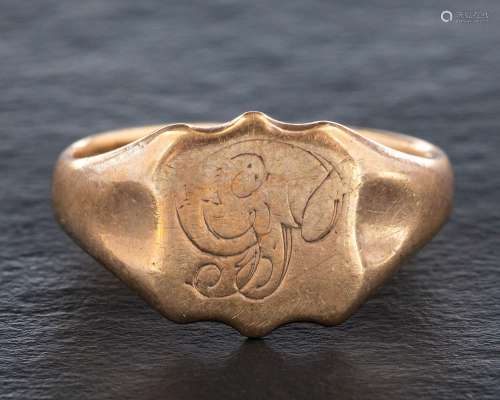 A 9ct gold signet ring,: with indistinct monogram engraving ...