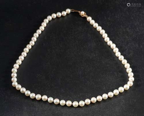 A single row necklace of cultured pearls with a 9ct gold cla...