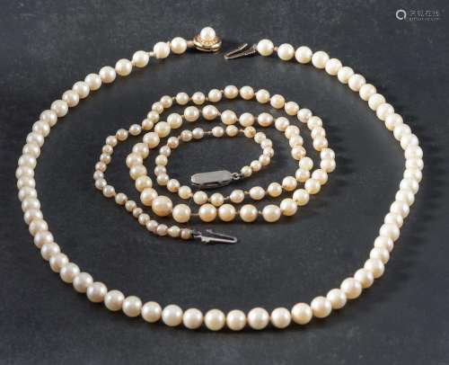 Two cultured pearl necklaces,: a one row necklace of culture...