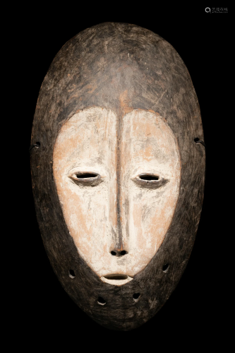 A Lega Wood Mask Height 13 7/8 inches (35.4 cm).