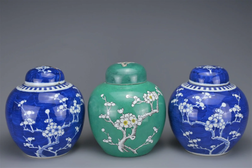 THREE CHINESE PORCELAIN GINGER JARS WITH COVERS, 19/20TH CEN...