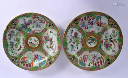 A PAIR OF 19TH CENTURY CHINESE CANTON FAMILLE ROSE PLATES Qi...