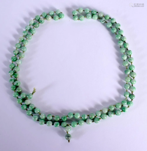 A FINE EARLY 20TH CENTURY CHINESE CARVED GREEN JADEITE NECKL...